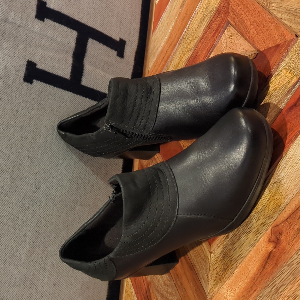 Clarks bendables black leather booties women's size 6.5
